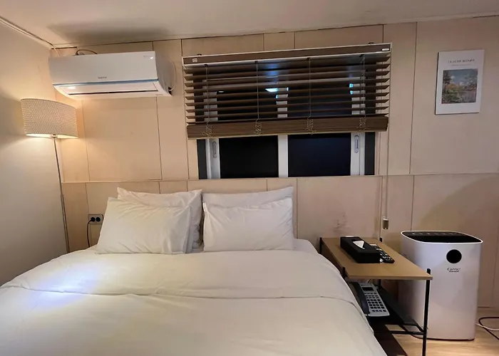 The Hit Hotel 2*