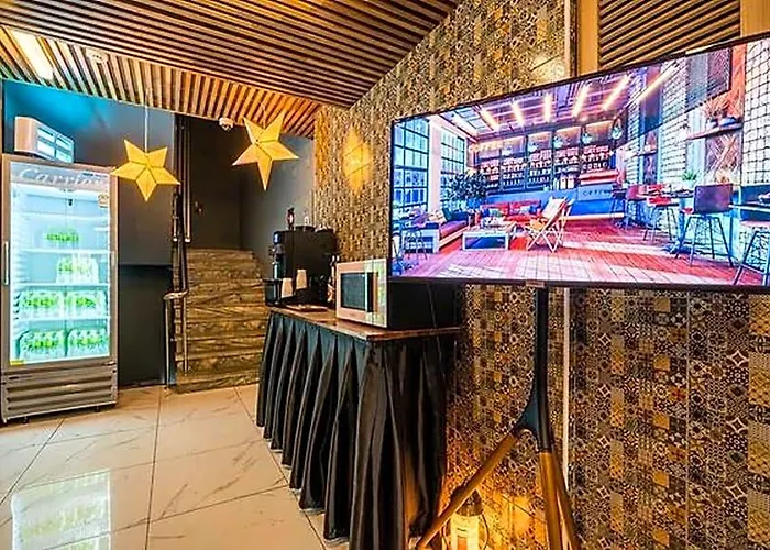 The Hit Hotel 2*