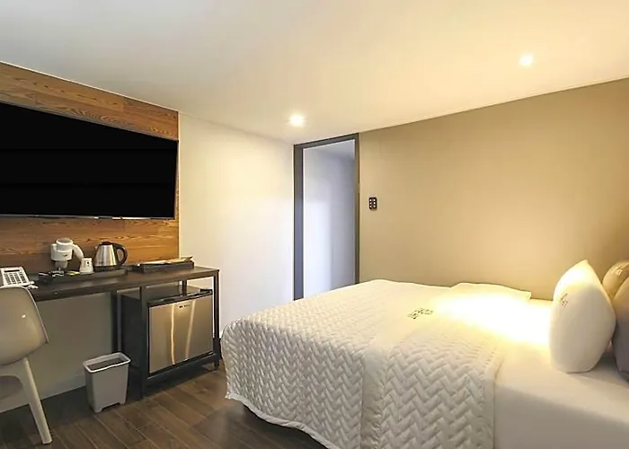 The Hit Hotel 2*